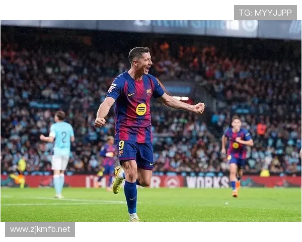 莱万多夫斯基西甲银靴奖项表现稳健 莱万多夫斯基西甲银靴奖项表现稳健